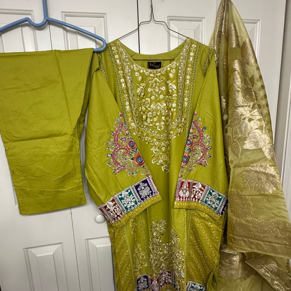 Super Sale‼️Embroidered luxury Green Traditional Outfit by Dikhawa size 24 - Picture 3 of 13